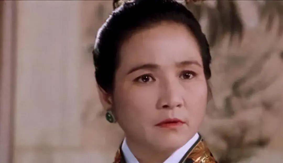 所以,郑佩佩回到电影界后的首演就是周星驰的《唐伯虎点秋香》,她再次