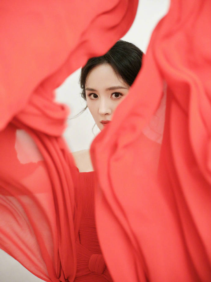 杨幂红色长裙身姿曼妙,再秀美背长腿性感撩人,姿态妩媚惹人爱