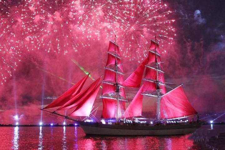 俄罗斯索契天空出现的红帆船找到实物了,去年的空中巨轮也有实物