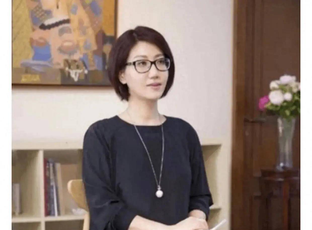 有个易立竞直接问她:"韩红,你想有自己的孩子吗?