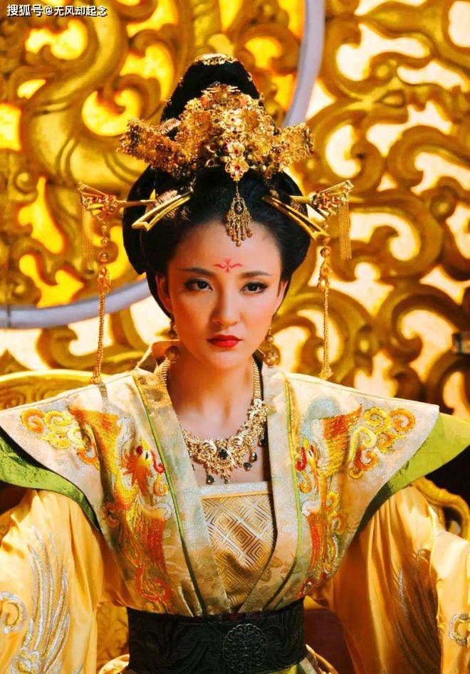 武则天夜里探望88岁寡居母亲,撞见一年轻俊男,正从房内溜了出来