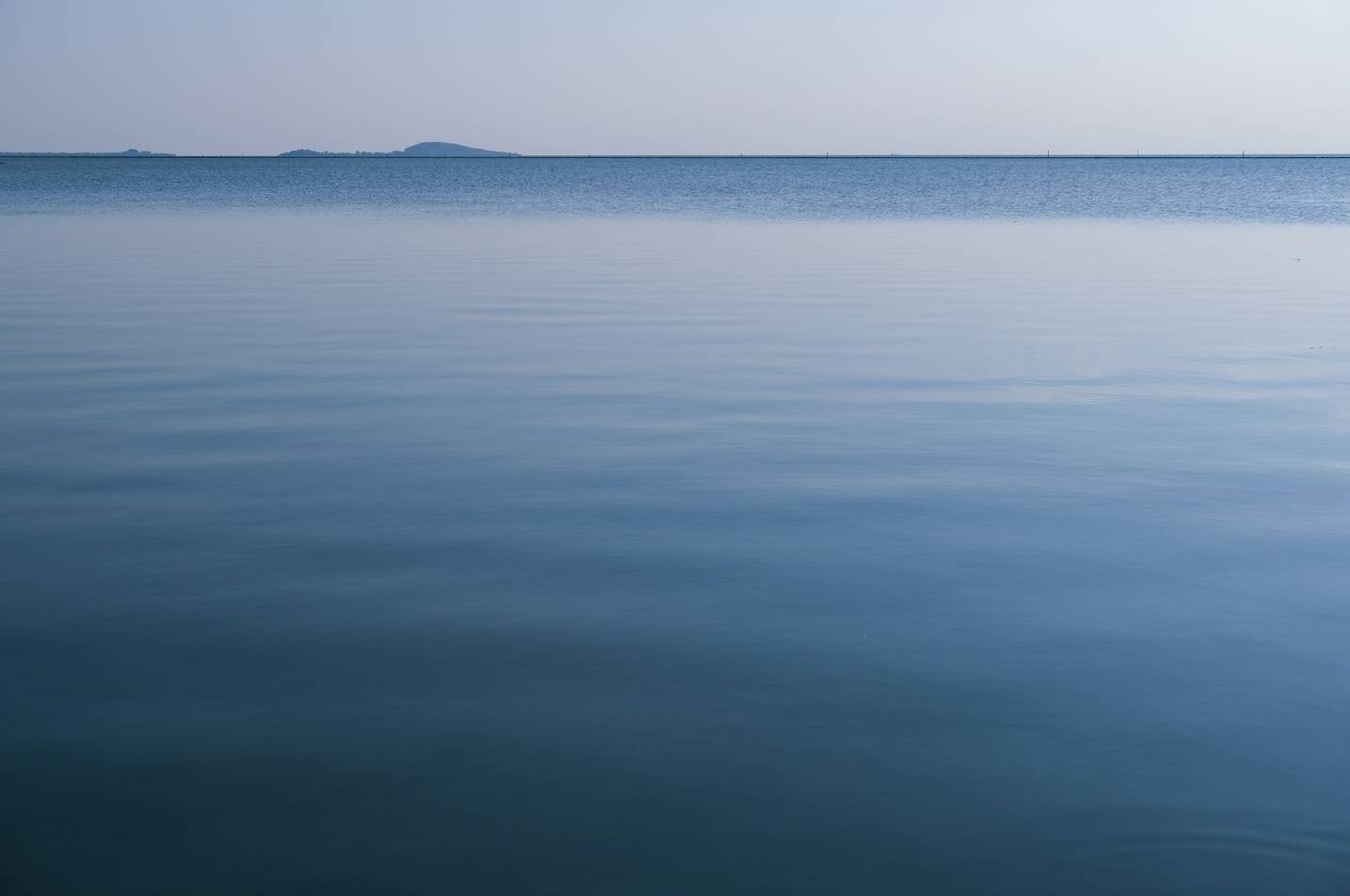 苏州北太湖畔,蓝天白云绿树交织,湖光山色两相宜