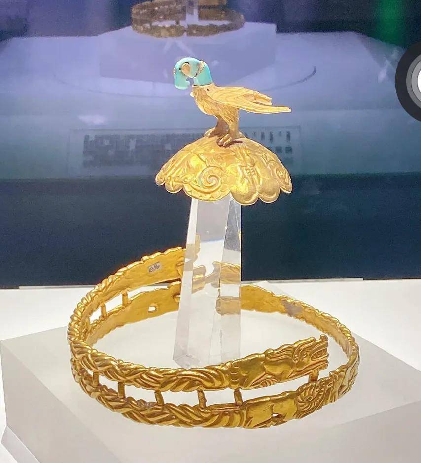 鄂尔多斯76岁牧民,捡到2000年前的金冠,重1400克,全国只有一个