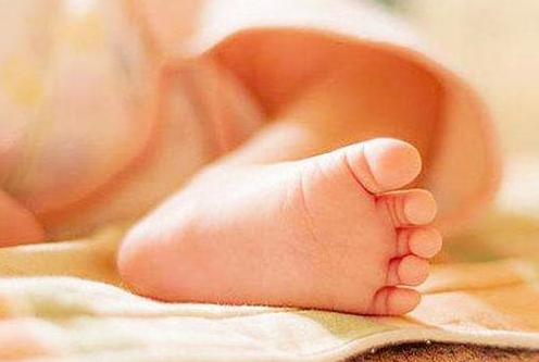 5,说到拥抱反射可能很多宝妈都会有疑问,那么小的宝宝怎么会有拥抱