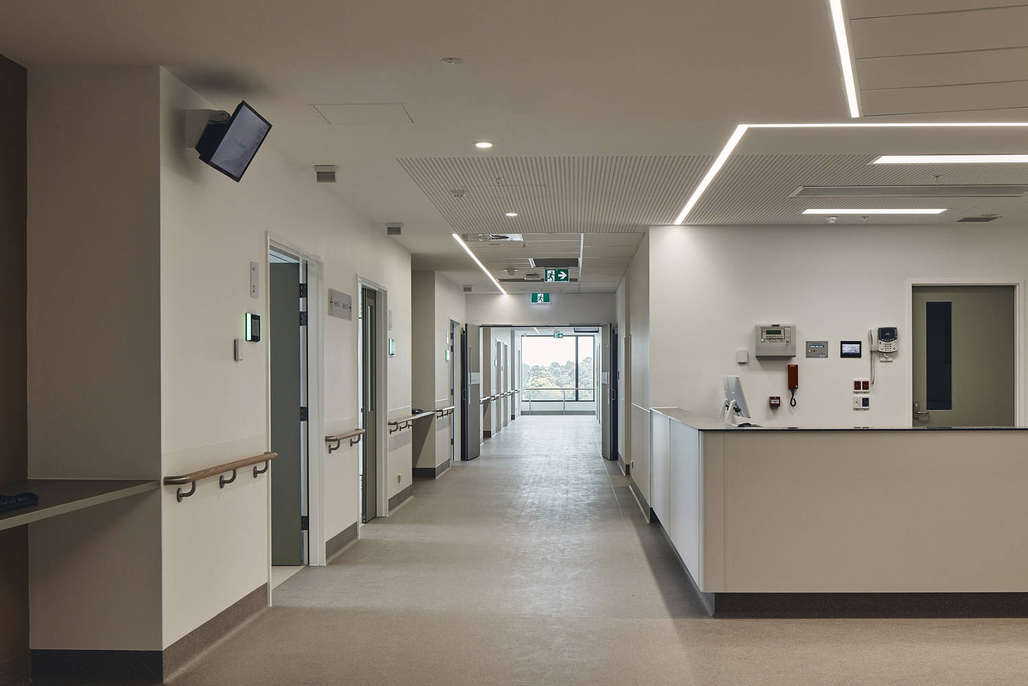 结合养老及医院的运营角度上,在养老机构和医院设计充分考虑以人为本