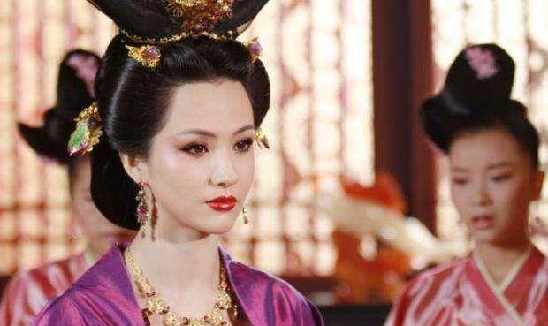 但是,作为皇帝萧宝卷的奶妈,潘玉儿的母亲却不甘心自己如此美丽的女儿