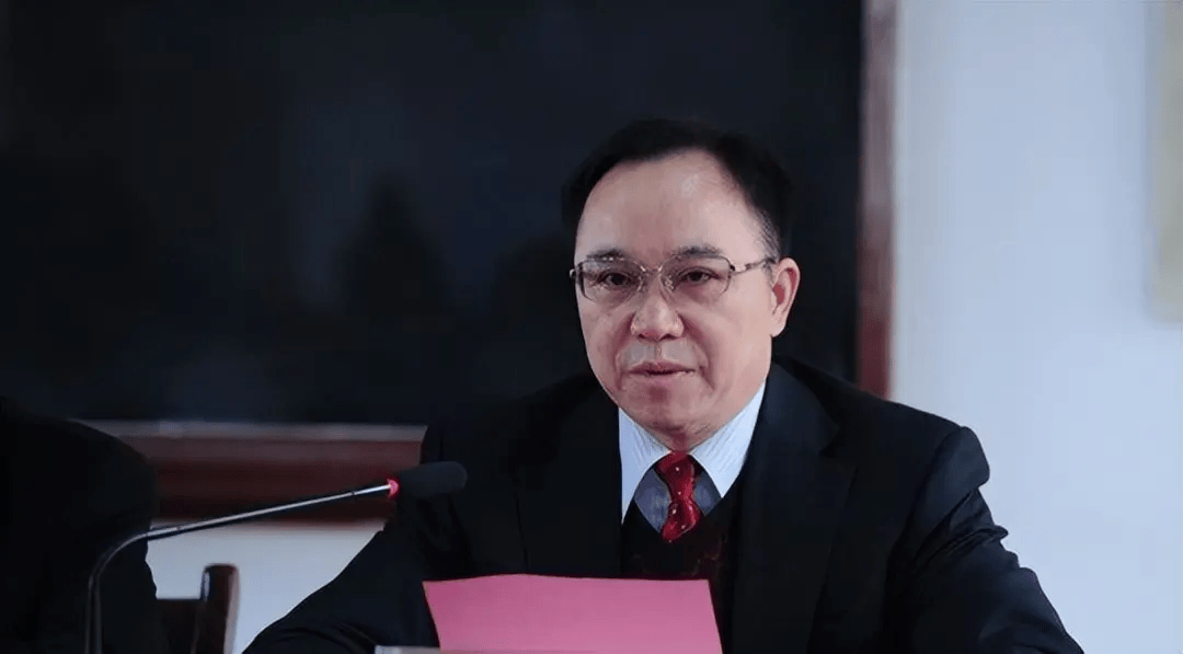 到2013年,他被提拔为了湖南广播电视大学党委副书记,兼任校长,成为了