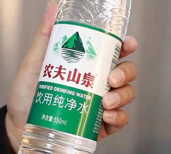 绿瓶农夫山泉对撞透明怡宝,瓶装水界再掀风云?