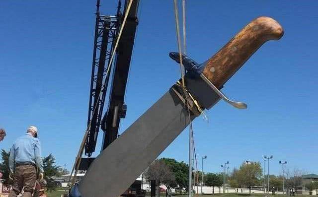 车轮板斧,顾名思义,因为该兵器的板斧如同车轮一般大小,故而得泼