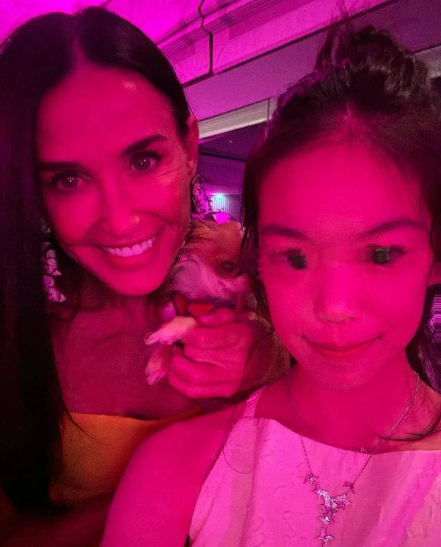 何超琼61岁出席萧邦晚宴 穿皮草戴千万珠宝轻松面对真实年龄