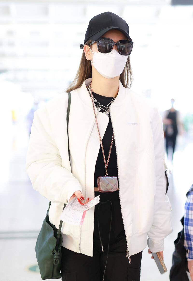 戚薇这次穿的是黑白相间的胶衣,呈现出不同时尚魅力的简约基本造型.