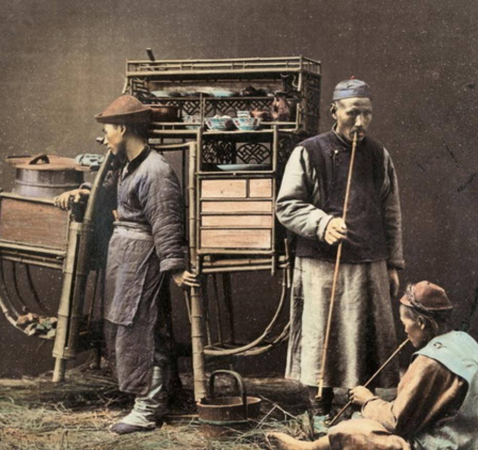1887年清朝彩照:简陋破旧的衙门公堂,雍容华贵的小脚女子!
