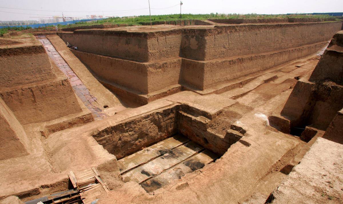 移民点勘探,在十几米深地下发现6座大墓,墓主都与秦始皇有关系