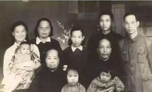 年少的学子尚不能明白,因为这篇文章的作者叫李星华,她的父亲,是