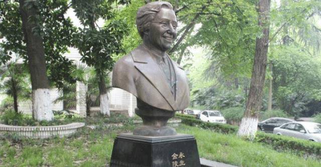 风光的存在,但是,在此后的日子里,她却遭遇到了汪精卫伪政府的诬陷