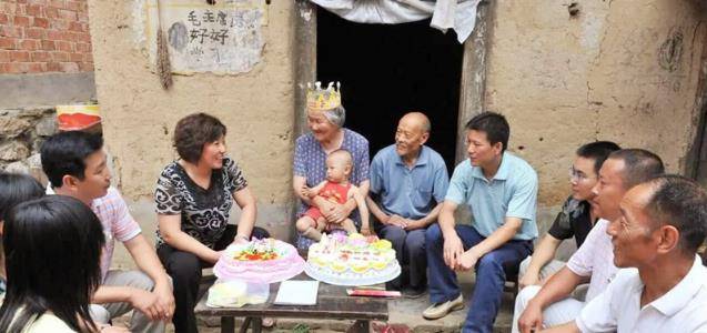 陕西一老太生前拒绝上户口,结果一张照片,曝光了她真实身份_王玉兰