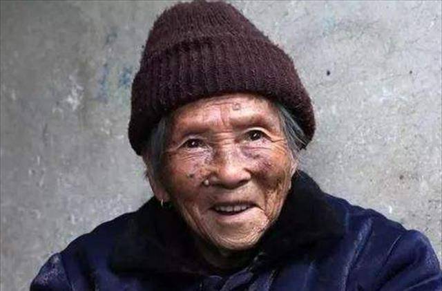 了男子10元工钱,50年后98岁的她冒雨走3公里还债_孙杏宝_张发林_妻子