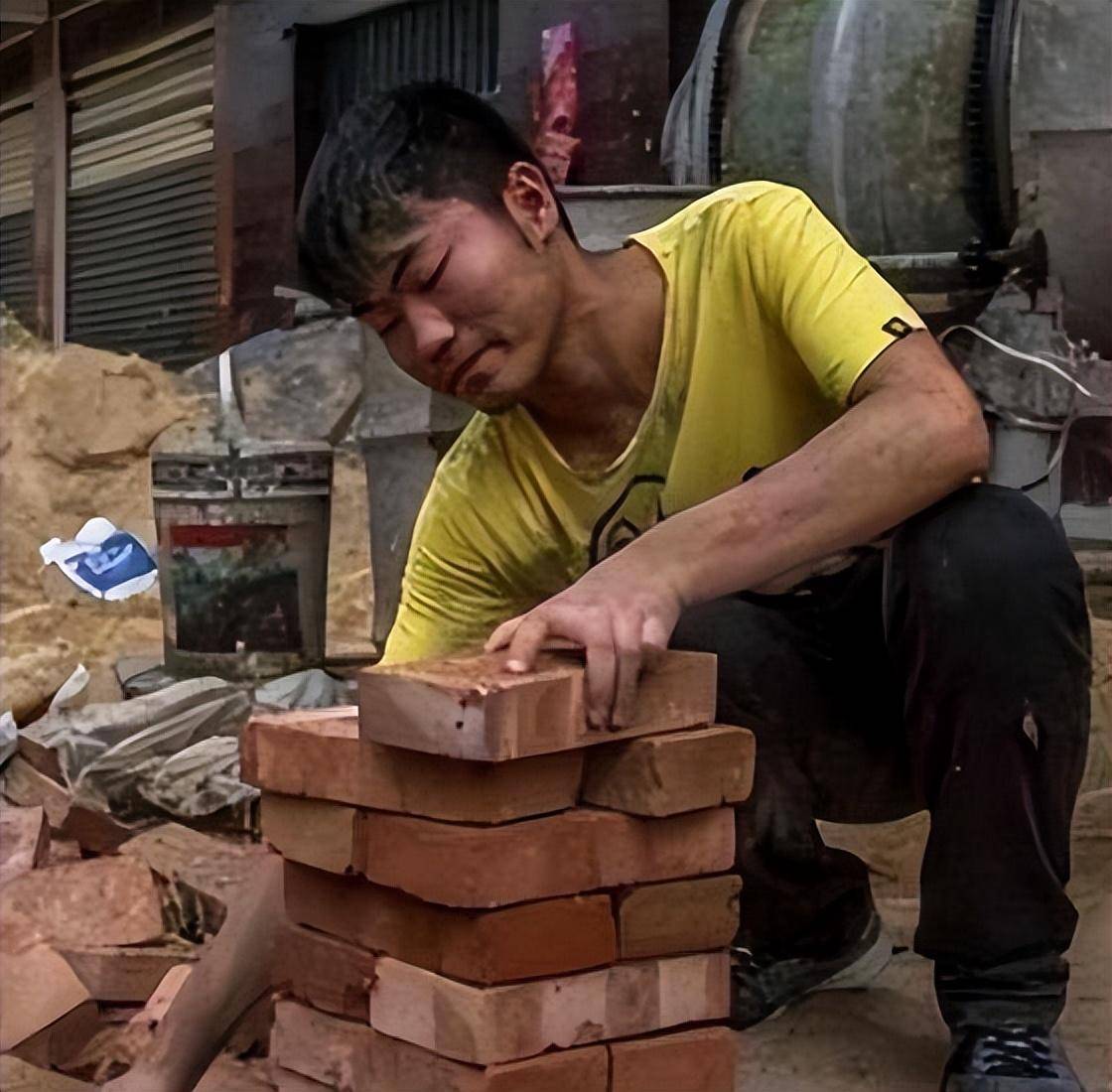 "搬砖男孩"林万东:高考713分,被嘲考上清华也没用,如今怎样