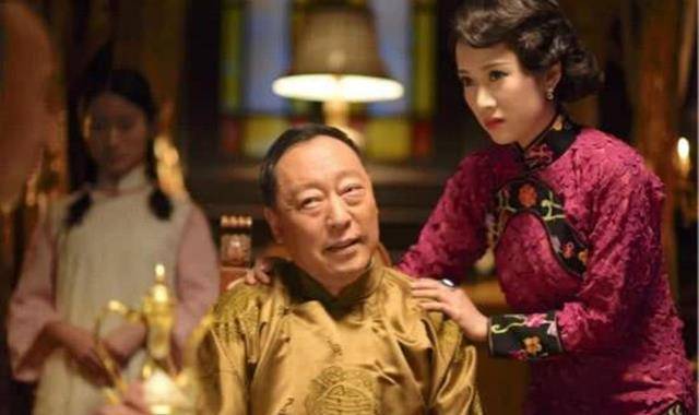 为了露兰春,卢小嘉暴打黄金荣,在军阀亲爹失势后,他的结局如何