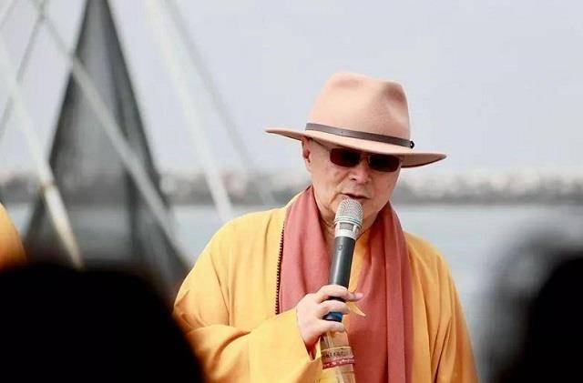 海涛法师坚持出家,为了信仰丢下妻子与老母,这样做真的值得吗?