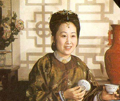 薛姨妈看上了邢夫人的侄女邢岫烟,要把她说给侄儿薛蝌.