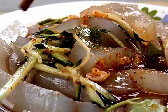 做凉粉时,千万不要直接熬,一步错步步错,导致凉粉不筋道不滑嫩