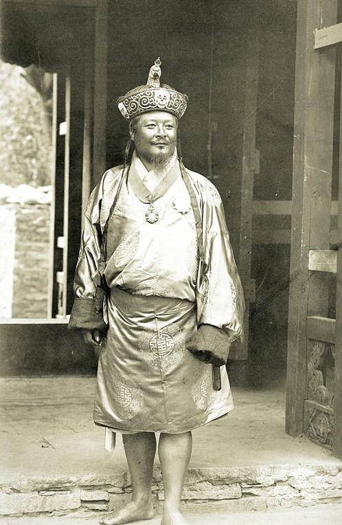 在旺楚克家族成为不丹的统治者之前,信仰藏传佛教的不丹实行活佛转世