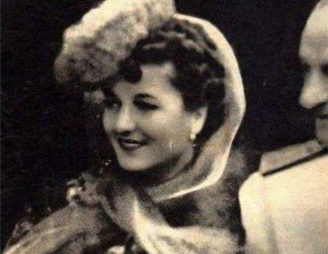 二战元凶墨索里尼的情妇死后倒挂广场示众,路人帮她留住尊严