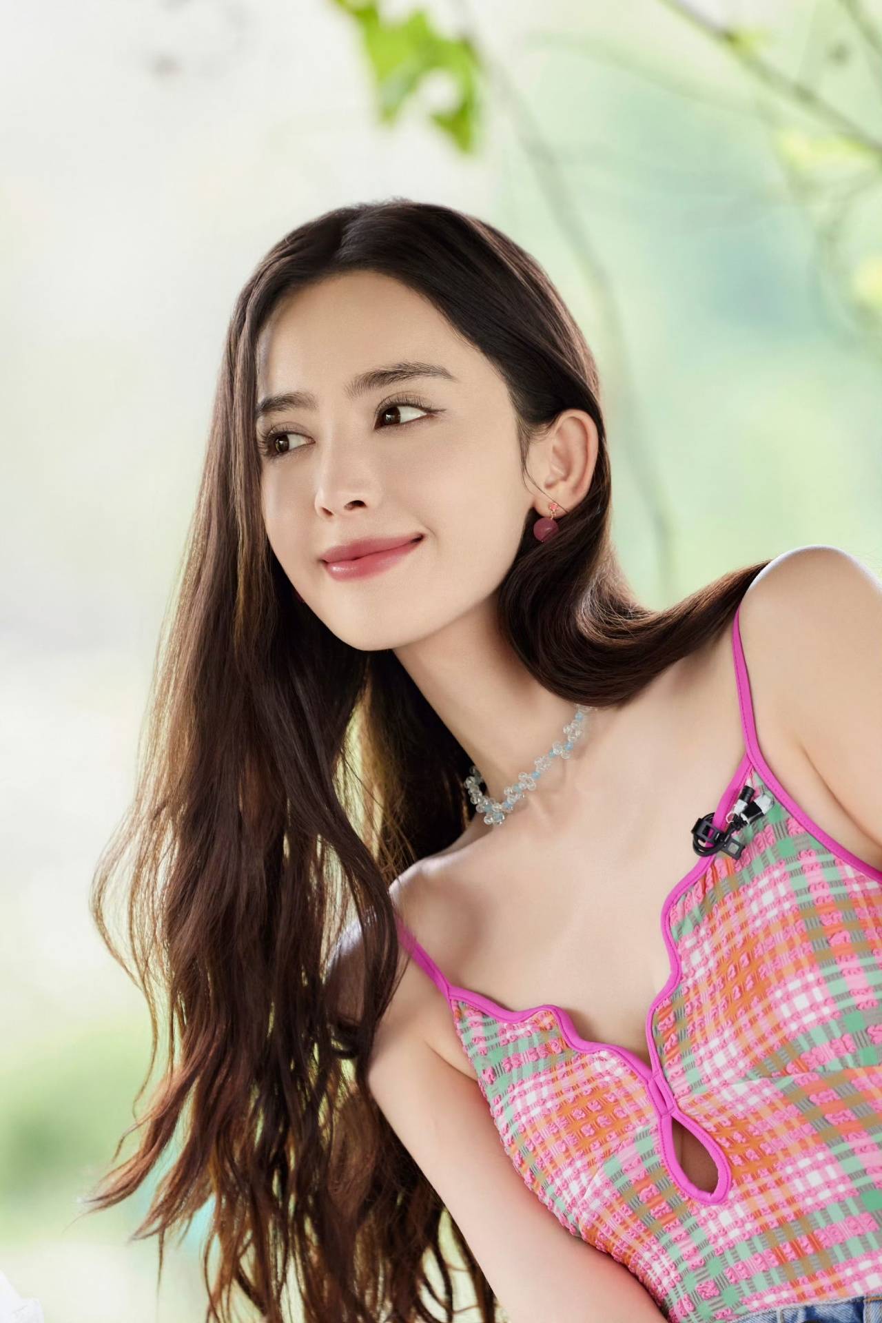 娜扎度假穿这样！直接硬控路人眼球十秒-娜扎生活穿搭