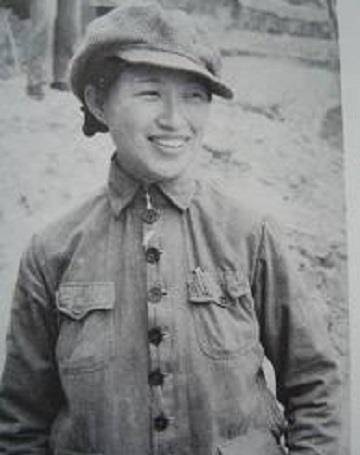 她是黄埔军校最漂亮女兵,为何嫁给矮个子王明?儿子至今没有结婚