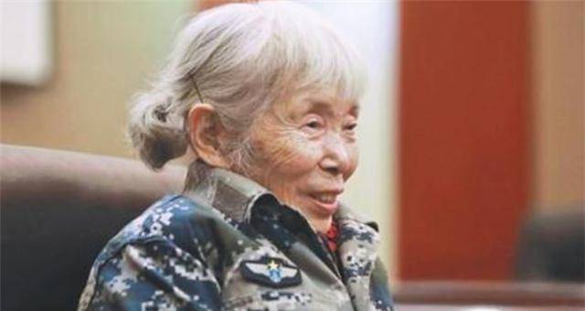 中国首位女空降兵:捐款300万,银行起疑报警,一年后再捐700万