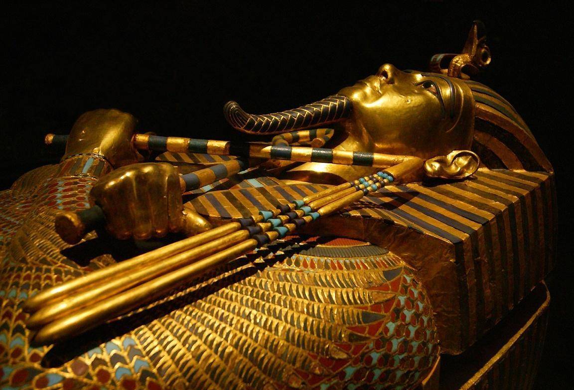 第七层是由黄金打造的人形棺椁,內棺上的人形相貌就是图坦卡蒙,只见
