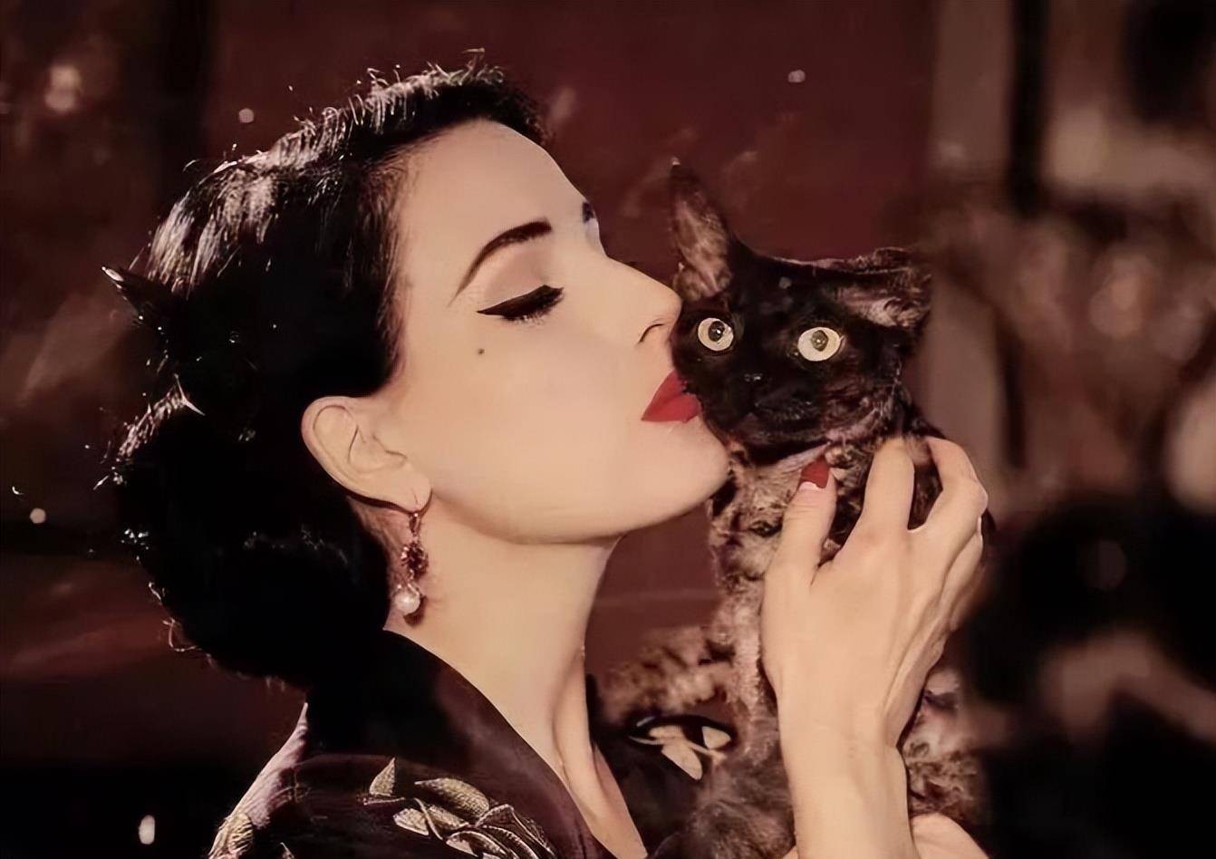 为美而活的最贵脱衣舞娘,身价10亿,英国王室向其发出邀请被拒_蒂塔·