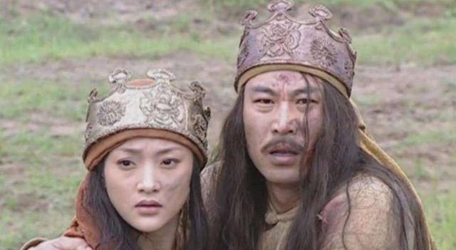 首先,李秀成提到了愿降,但一直说自己"我肯为中堂中丞大人出力",却