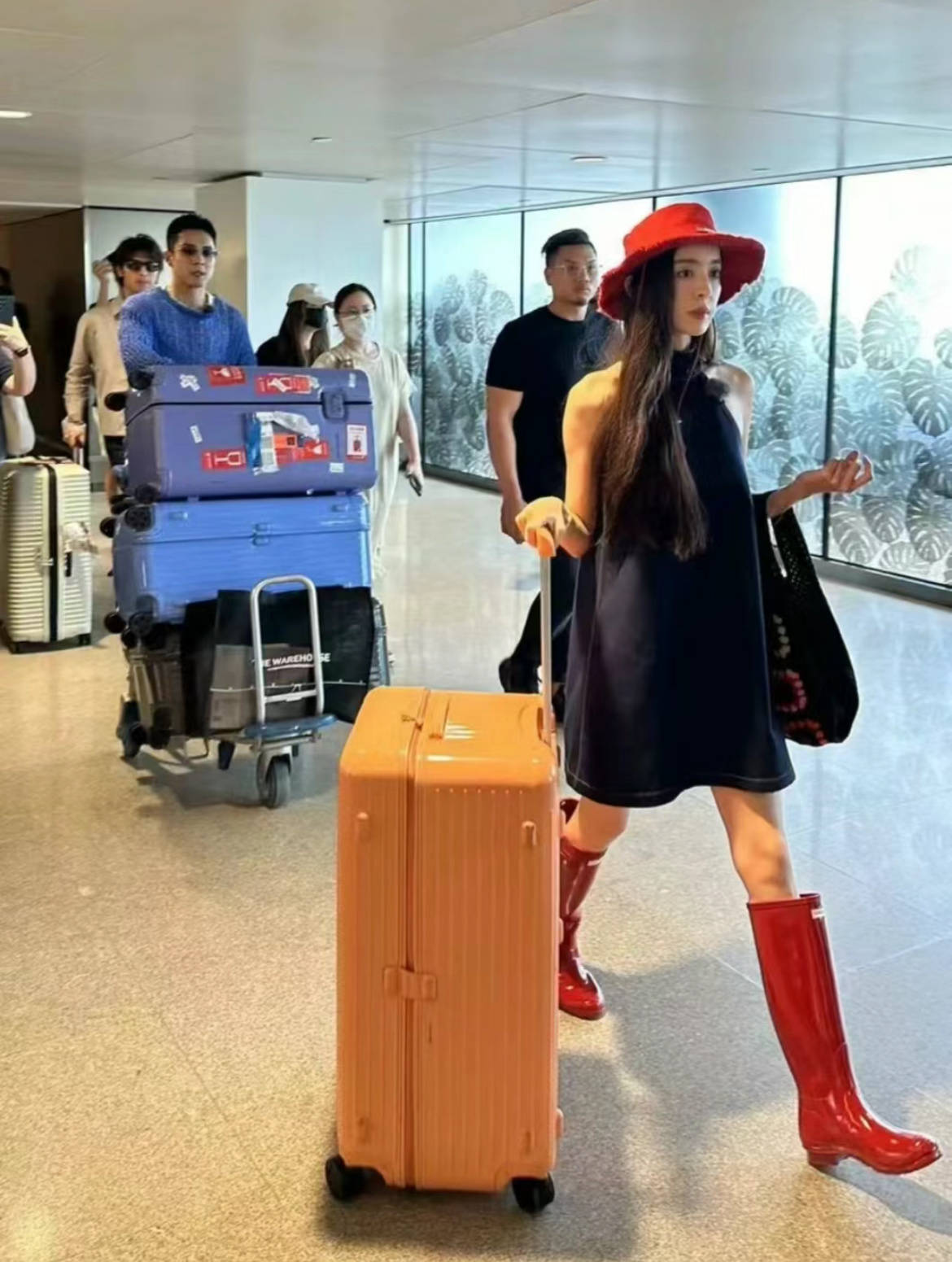 娜扎度假穿这样！直接硬控路人眼球十秒-娜扎生活穿搭