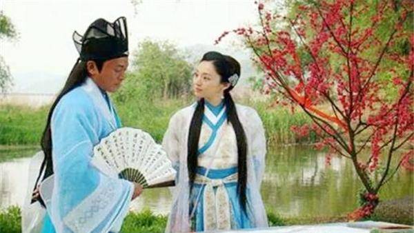 一副"一语双关"的对联,下联:小妹怕日手遮阴,上联更为有趣_苏东坡