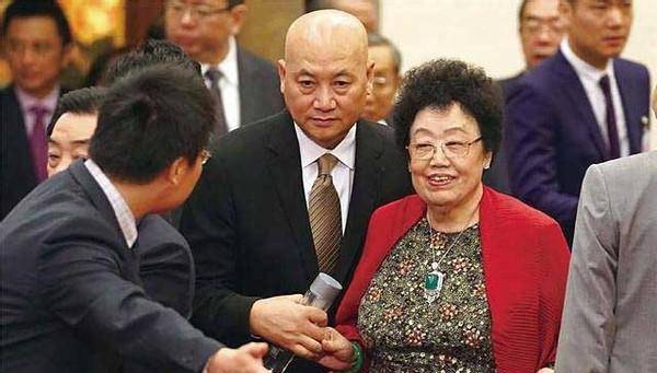 迟重瑞真实家庭地位,被老婆和继子当众无视,完全像个外人