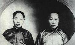 青年送的,上面的字,女儿念给她听了,上面写着"李大钊先生精神不死"
