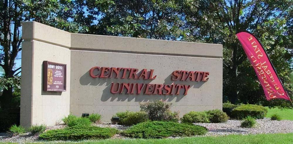 主见,十分支持女儿的梦想,于是拿出了大量钱财将英拉送到了美国肯塔基