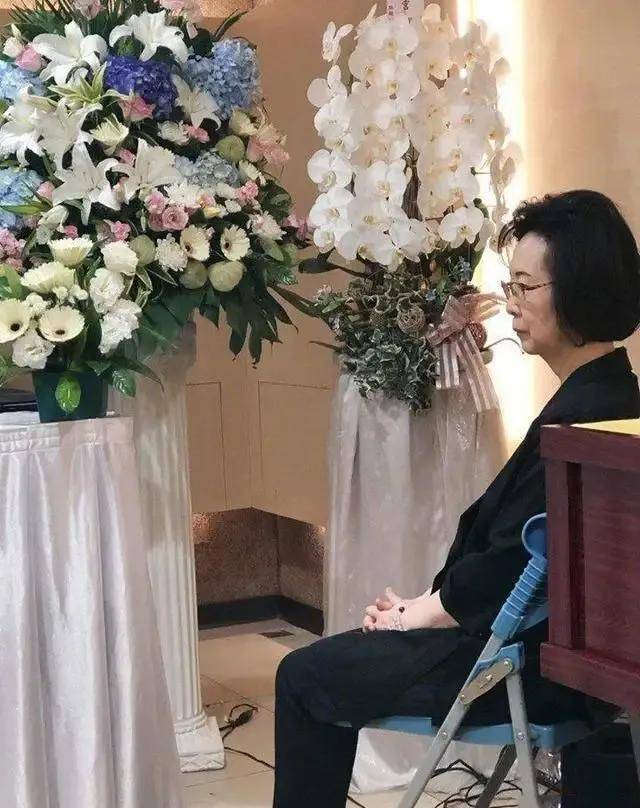 和父母一起自杀,抢别人老公,琼瑶的人生远比你想象的更"狗血"_母亲