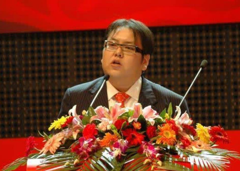 在企业经营陷入困境时,不懂经营的李兆霞将流动资金投入到与钢铁行业