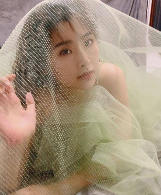 她发现,原本同样爱美的母亲,为了照顾自己,毫不犹豫地把长发剪成短发