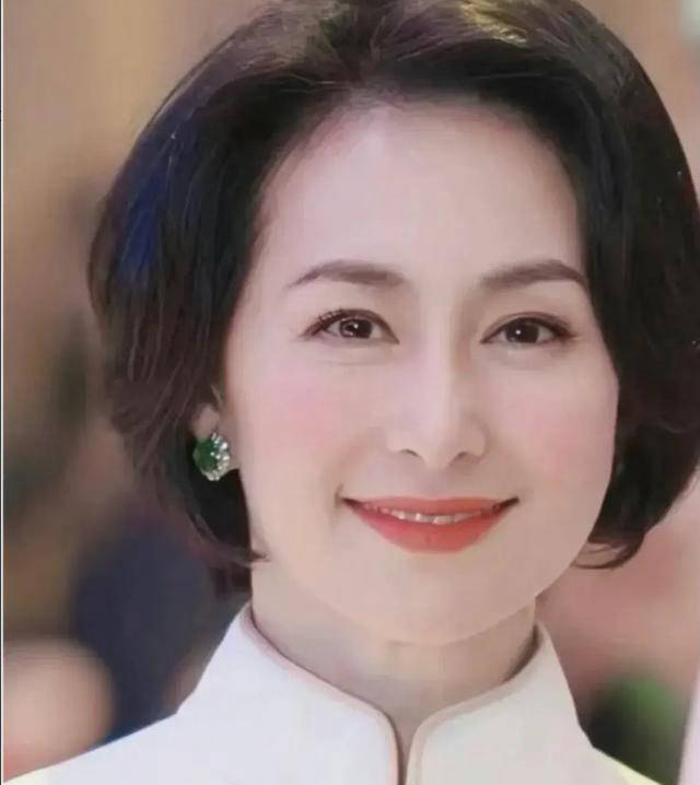 62岁何超琼亮相戛纳电影节箫邦晚宴,与年轻明星同台风采依旧