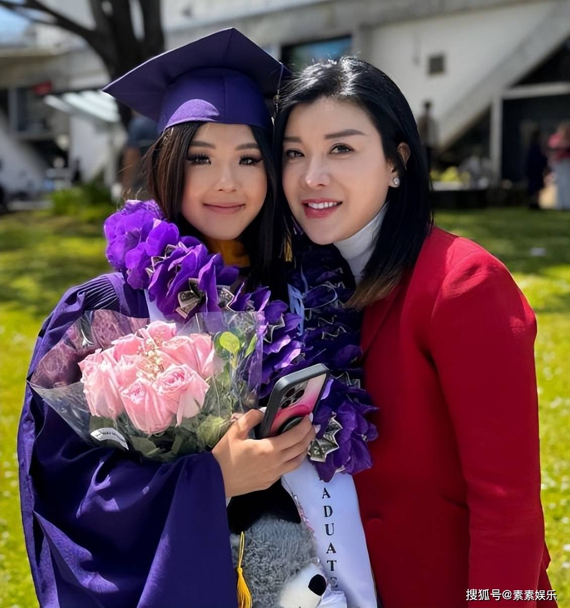 林慧晶发文:满心喜悦庆祝我的小女儿完成了硕士学位,每一步都是不容易