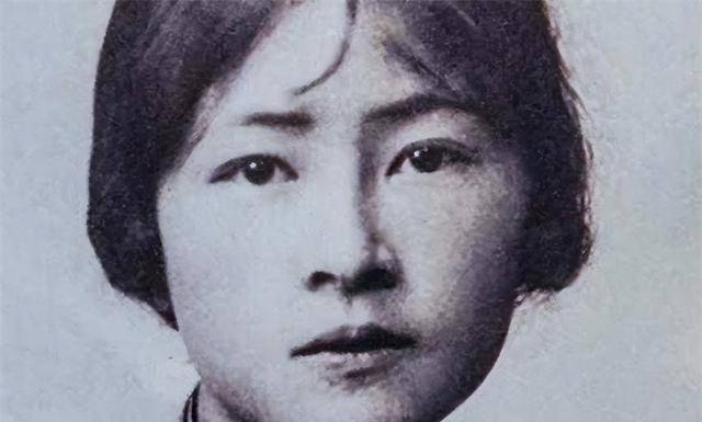 徐志摩坠机死状:头上一个洞,半边身躯全折断,冰心悼词意味深长