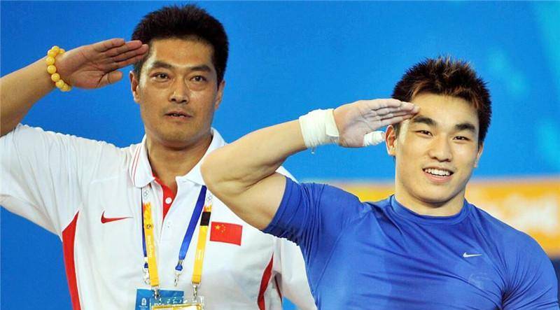 "举重天才"廖辉:4次打破世界纪录,奥运会前无故被换,愤怒退役