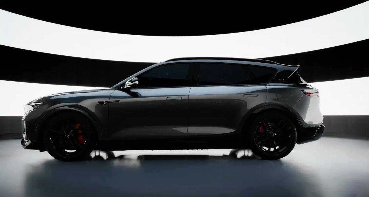 外形上,岚图free 318跟现款保持一致,细节部分有调整,车头还是满满的