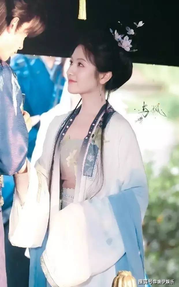 李兰迪新剧路透曝光,甜美灵动少女感十足,状态极佳引期待!