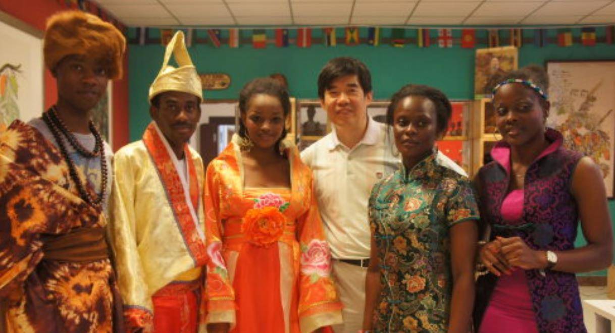 9年前,53岁中国大叔娶24岁的非洲女孩回家,如今现状如何?