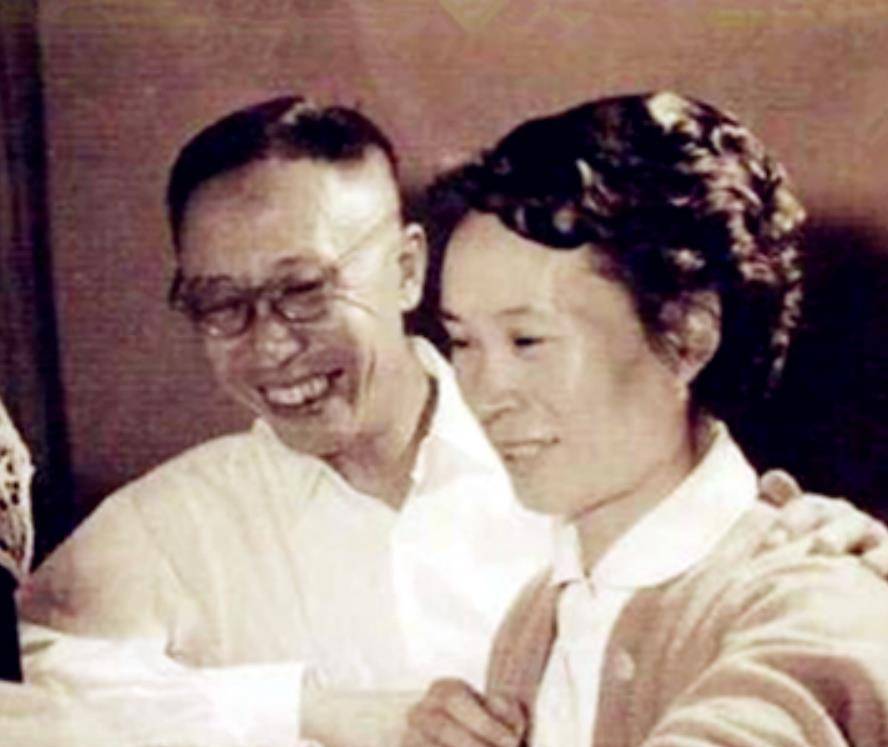 李淑贤是溥仪最后一位老婆,李淑贤相貌生得一般,脾气却是非常的暴躁.